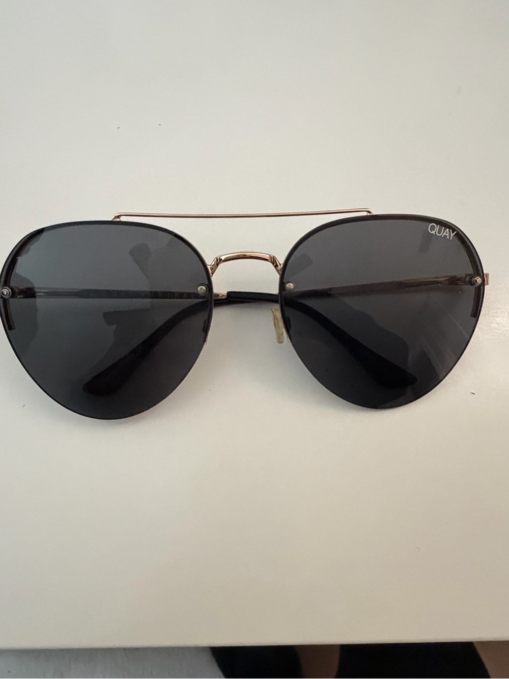 Quay Australia Black Lens Gold Frame Aviator Sunglasses | Pre-Loved - Picture 2 of 4